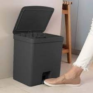 LIXEIRA TRIUM 20 LITROS COM PEDAL PRETO FECHADO OU